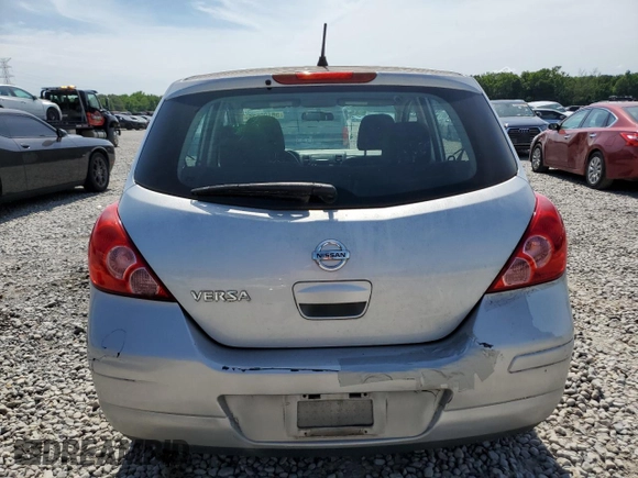 2011 Nissan Versa S z VIN 3N1BC1CP7BL440448, wystawiony jako Copart lot #58199525 z przebiegiem 155 043 mil mil oraz Szkoda całkowita • Salvage title. Historia ofert i sprzedaży dostępna na DreamBid. Obrazek 6.