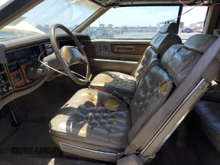 1985 Cadillac Eldorado z VIN 1G6EL5782FE675028, wystawiony jako Copart lot #57709655 z przebiegiem 63 347 mil mil oraz Tytuł czysty. Historia ofert i sprzedaży dostępna na DreamBid. Obrazek 7.