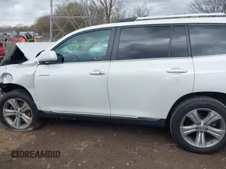 2013 Toyota Highlander Limited z VIN 5TDYK3EH5DS138469, wystawiony jako IAAI lot #41948157 z przebiegiem 135 382 mil mil oraz . Historia ofert i sprzedaży dostępna na DreamBid. Obrazek 15.