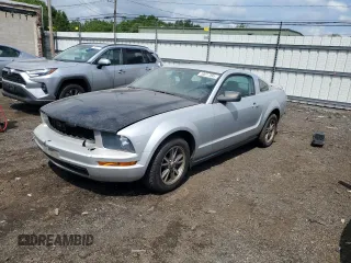 2005 Ford Mustang Deluxe z VIN 1ZVHT80NX55102160, wystawiony jako Copart lot #59017895 z przebiegiem 106 903 mil mil oraz Czysty tytuł • Clean title. Historia ofert i sprzedaży dostępna na DreamBid. Obrazek 1.