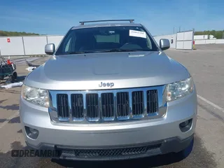 2011 Jeep Grand Cherokee Laredo z VIN 1J4RR4GGXBC571823, wystawiony jako IAAI lot #42093768 z przebiegiem 153 978 mil mil oraz . Historia ofert i sprzedaży dostępna na DreamBid. Obrazek 12.