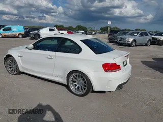 2011 BMW 1 Series M z VIN WBSUR9C56BVP76005, wystawiony jako IAAI lot #41399359 z przebiegiem 31 970 mil mil oraz . Historia ofert i sprzedaży dostępna na DreamBid. Obrazek 3.