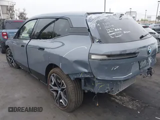 2025 BMW iX xDrive50 z VIN WB523CF07SCT32782, wystawiony jako IAAI lot #42097770 z przebiegiem 3 447 mil mil oraz . Historia ofert i sprzedaży dostępna na DreamBid. Obrazek 3.