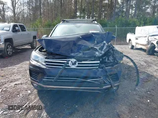2017 Volkswagen Touareg Wolfsburg Edition z VIN WVGRF7BP6HD006748, wystawiony jako IAAI lot #41483215 z przebiegiem 97 816 mil mil oraz . Historia ofert i sprzedaży dostępna na DreamBid. Obrazek 12.