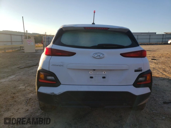 2021 Hyundai Kona SE z VIN KM8K1CAA8MU657962, wystawiony jako Copart lot #49320805 z przebiegiem 84 977 mil mil oraz Szkoda całkowita • Salvage title. Historia ofert i sprzedaży dostępna na DreamBid. Obrazek 6.
