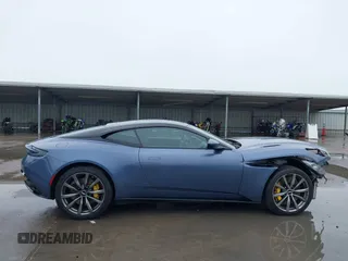 2017 Aston Martin DB11 z VIN SCFRMFAV4HGL03067, wystawiony jako IAAI lot #41962702 z przebiegiem 17 190 mil mil oraz . Historia ofert i sprzedaży dostępna na DreamBid. Obrazek 14.