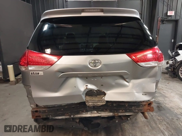 2014 Toyota Sienna LE AAS z VIN 5TDKK3DC5ES506503, wystawiony jako IAAI lot #42076671 z przebiegiem 320 016 mil mil oraz . Historia ofert i sprzedaży dostępna na DreamBid. Obrazek 17.