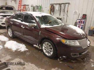 2011 Lincoln MKZ z VIN 3LNHL2GC7BR769518, wystawiony jako IAAI lot #41595172 z przebiegiem 168 836 mil mil oraz . Historia ofert i sprzedaży dostępna na DreamBid. Obrazek 1.