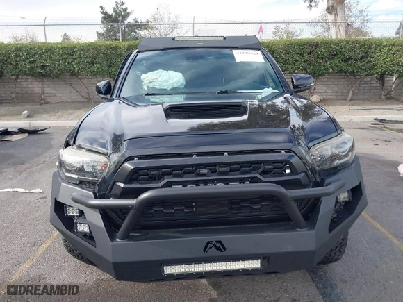 2019 Toyota Tacoma 4WD SR with VIN 5TFCZ5AN5KX193668, listed as a IAAI auction lot 41248429 with 60,812 mi miles. Bid and sale history available at carsss.com. Image 12.