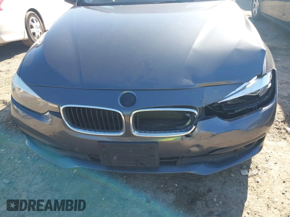 2016 BMW 3 Series 320i xDrive z VIN WBA8A3C54GK688539, wystawiony jako IAAI lot #41367993 z przebiegiem 56 419 mil mil oraz . Historia ofert i sprzedaży dostępna na DreamBid. Obrazek 12.