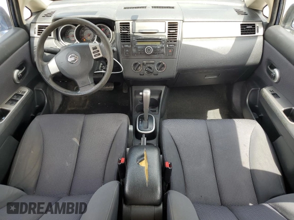 2009 Nissan Versa S z VIN 3N1BC11E89L361883, wystawiony jako Copart lot #57121985 z przebiegiem 204 638 mil mil oraz Czysty tytuł • Clean title. Historia ofert i sprzedaży dostępna na DreamBid. Obrazek 8.