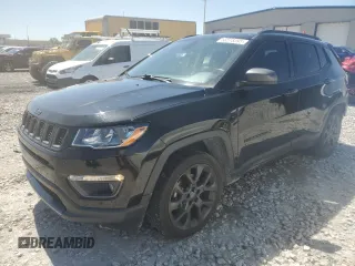 2021 Jeep Compass 80th Anniversary z VIN 3C4NJCEB2MT561243, wystawiony jako Copart lot #56518395 z przebiegiem 65 232 mil mil oraz Szkoda całkowita • Salvage title. Historia ofert i sprzedaży dostępna na DreamBid. Obrazek 1.