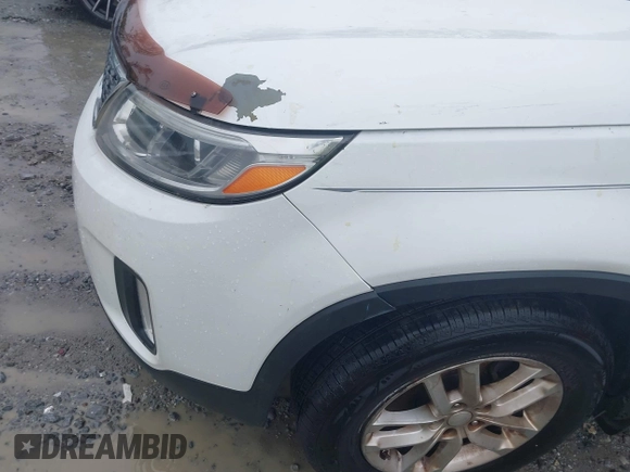 2014 Kia Sorento LX with VIN 5XYKT4A70EG489682, listed as a IAAI auction lot 42088723 with 180,471 mi miles and . Bid and sale history available at carsss.com. Image 6.