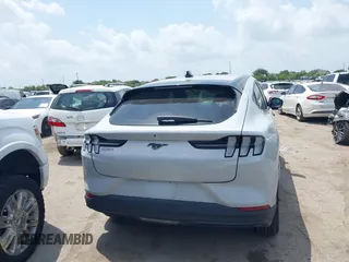 2023 Ford Mustang Mach-E Select z VIN 3FMTK1R40PMA76405, wystawiony jako IAAI lot #42167231 z przebiegiem 16 927 mil mil oraz . Historia ofert i sprzedaży dostępna na DreamBid. Obrazek 15.