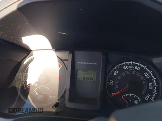 2017 Toyota Tacoma SR z VIN 5TFSX5EN9HX057404, wystawiony jako IAAI lot #40831578 z przebiegiem 91 434 mil mil oraz . Historia ofert i sprzedaży dostępna na DreamBid. Obrazek 7.