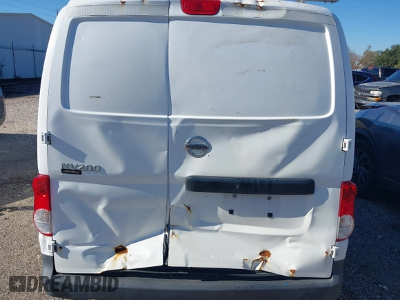 2017 Nissan NV200 S z VIN 3N6CM0KN4HK708196, wystawiony jako IAAI lot #41177290 z przebiegiem 104 398 mil mil oraz . Historia ofert i sprzedaży dostępna na DreamBid. Obrazek 6.