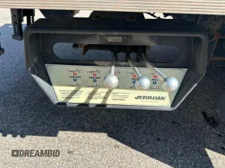 2020 Isuzu NRR IBT z VIN JALE5W165L73026XX, wystawiony jako Copart lot #49186115 z przebiegiem 116 583 mil mil oraz Tytuł czysty. Historia ofert i sprzedaży dostępna na DreamBid. Obrazek 5.