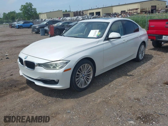 2013 BMW 3 Series 328i xDrive z VIN WBA3B5C58DF138817, wystawiony jako IAAI lot #42524531 z przebiegiem 120 552 mil mil oraz . Historia ofert i sprzedaży dostępna na DreamBid. Obrazek 2.