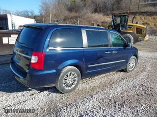 2015 Chrysler Town & Country Touring-L with VIN 2C4RC1CG3FR539305, listed as a IAAI auction lot 41621556 with 160,582 mi miles. Bid and sale history available at carsss.com. Image 4.