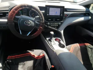 2024 Toyota Camry LE z VIN 4T1C11AK8RU261202, wystawiony jako Copart lot #53353235 z przebiegiem 22 487 mil mil oraz Szkoda całkowita • Salvage title. Historia ofert i sprzedaży dostępna na DreamBid. Obrazek 8.