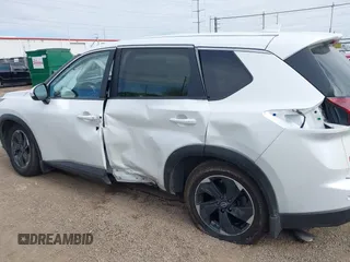 2024 Nissan Rogue SV z VIN JN8BT3BA3RW359753, wystawiony jako IAAI lot #41414024 z przebiegiem 5 038 mil mil oraz . Historia ofert i sprzedaży dostępna na DreamBid. Obrazek 15.