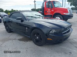 2014 Ford Mustang V6 с VIN 1ZVBP8EM6E5293246, выставлен на аукционе IAAI как лот 42518682 с пробегом 137 578 миль миль и . История ставок и продаж доступна на DreamBid. Изображение 1.