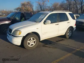 2000 Mercedes-Benz M-Class with VIN 4JGAB54E7YA151596, listed as a IAAI auction lot 40998156 with 216,873 mi miles. Bid and sale history available at carsss.com. Image 2.