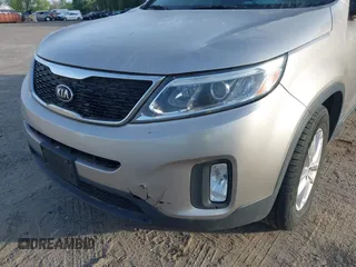 2014 Kia Sorento LX with VIN 5XYKTDA67EG489525, listed as a IAAI auction lot 42121940 with 180,281 mi miles. Bid and sale history available at carsss.com. Image 6.