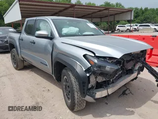2024 Toyota Tacoma SR5 z VIN 3TMLB5JN9RM003004, wystawiony jako IAAI lot #42276998 z przebiegiem 32 474 mil mil oraz . Historia ofert i sprzedaży dostępna na DreamBid. Obrazek 1.