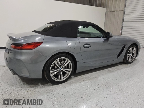 2025 BMW Z4 sDrive30i z VIN WBAHF3C04SWY38592, wystawiony jako Copart lot #55865365 z przebiegiem 11 980 mil mil oraz Tytuł czysty. Historia ofert i sprzedaży dostępna na DreamBid. Obrazek 3.