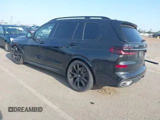 2023 BMW X7 xDrive40i z VIN 5UX23EM07P9R52893, wystawiony jako IAAI lot #42163975 z przebiegiem 33 157 mil mil oraz . Historia ofert i sprzedaży dostępna na DreamBid. Obrazek 3.