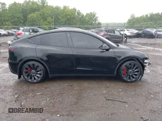 2022 Tesla Model Y Performance z VIN 7SAYGDEF7NF457757, wystawiony jako IAAI lot #42263449 z przebiegiem 65 747 mil mil oraz . Historia ofert i sprzedaży dostępna na DreamBid. Obrazek 14.