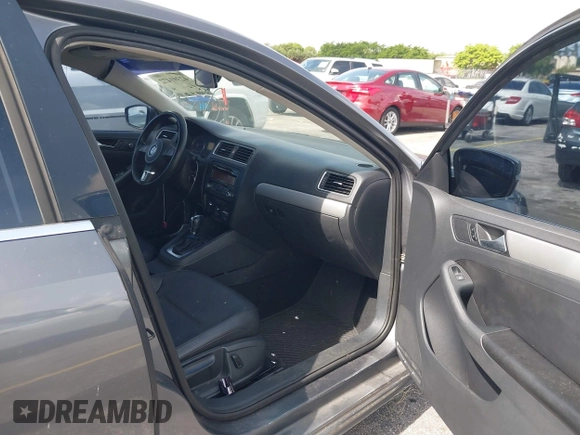 2013 Volkswagen Jetta SE with VIN 3VWDP7AJ1DM280251, listed as a IAAI auction lot 42391472 with 98,788 mi miles and . Bid and sale history available at DreamBid. Image 5.