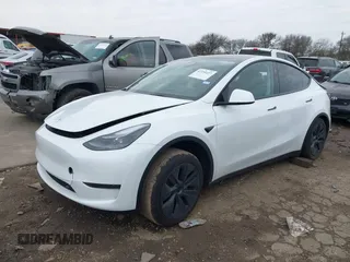 2025 Tesla Model Y Long Range z VIN 7SAYGDED9SA357876, wystawiony jako IAAI lot #41555227 z przebiegiem 1 600 mil mil oraz . Historia ofert i sprzedaży dostępna na DreamBid. Obrazek 16.
