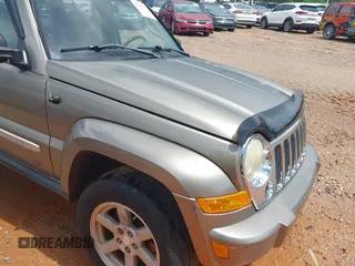 2005 Jeep Liberty Limited z VIN 1J4GK58K15W633519, wystawiony jako IAAI lot #42240372 z przebiegiem 189 926 mil mil oraz . Historia ofert i sprzedaży dostępna na DreamBid. Obrazek 12.