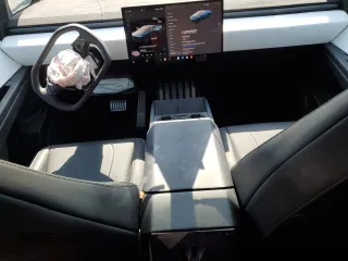 2024 Tesla Cybertruck Cyberbeast z VIN 7G2CEHEE6RA019467, wystawiony jako Copart lot #64861264 z przebiegiem 1776 mil mil oraz Szkody całkowita. Historia ofert i sprzedaży dostępna na DreamBid. Obrazek 8.
