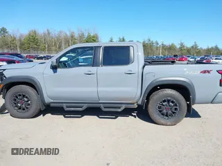 2022 Nissan Frontier SV z VIN 1N6ED1EKXNN659026, wystawiony jako IAAI lot #42050476 z przebiegiem 26 183 mil mil oraz . Historia ofert i sprzedaży dostępna na DreamBid. Obrazek 15.