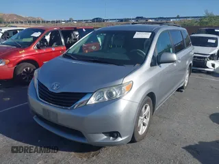 2011 Toyota Sienna LE AAS z VIN 5TDKK3DC8BS163200, wystawiony jako IAAI lot #42523991 z przebiegiem 260 470 mil mil oraz . Historia ofert i sprzedaży dostępna na DreamBid. Obrazek 18.