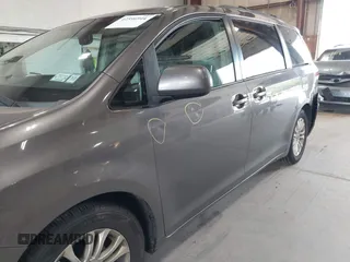 2011 Toyota Sienna XLE AAS z VIN 5TDYK3DC9BS086170, wystawiony jako IAAI lot #42596944 z przebiegiem 156 813 mil mil oraz . Historia ofert i sprzedaży dostępna na DreamBid. Obrazek 20.