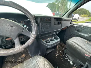2003 GMC Savana Cargo z VIN 1GTHG35U431113170, wystawiony jako Copart lot #59030535 z przebiegiem 293 807 mil mil oraz Tytuł czysty. Historia ofert i sprzedaży dostępna na DreamBid. Obrazek 9.