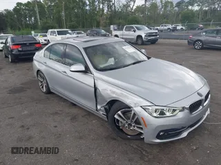 2017 BMW 3 Series 330i z VIN WBA8B9C36HK885681, wystawiony jako IAAI lot #42729032 z przebiegiem 57 581 mil mil oraz . Historia ofert i sprzedaży dostępna na DreamBid. Obrazek 1.