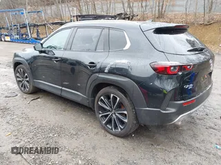 2024 Mazda CX-50 Premium z VIN 7MMVABDYXRN180263, wystawiony jako IAAI lot #41738791 z przebiegiem 9 688 mil mil oraz . Historia ofert i sprzedaży dostępna na DreamBid. Obrazek 3.