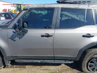 2024 Toyota Land Cruiser z VIN JTEABFAJ3RK001357, wystawiony jako IAAI lot #41206628 z przebiegiem 7060 mil mil oraz . Historia ofert i sprzedaży dostępna na DreamBid. Obrazek 14.