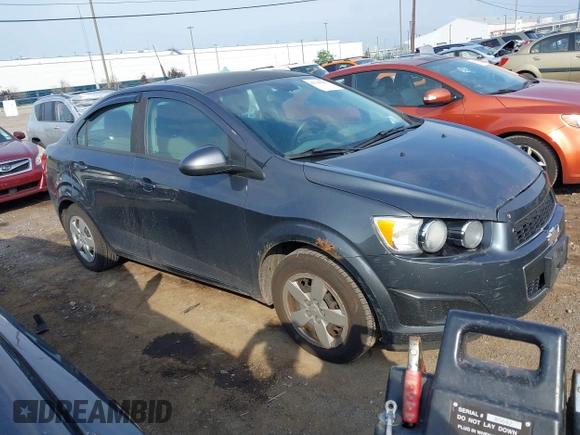 2013 Chevrolet Sonic LS z VIN 1G1JA5SG4D4126703, wystawiony jako IAAI lot #42719108 z przebiegiem 158 750 mil mil oraz . Historia ofert i sprzedaży dostępna na DreamBid. Obrazek 1.