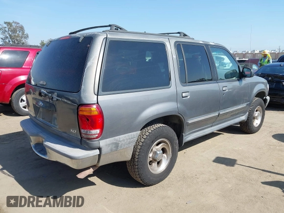1999 Ford Explorer XLT z VIN 1FMZU32E8XUA34921, wystawiony jako IAAI lot #42162432 z przebiegiem 263 443 mil mil oraz . Historia ofert i sprzedaży dostępna na DreamBid. Obrazek 4.