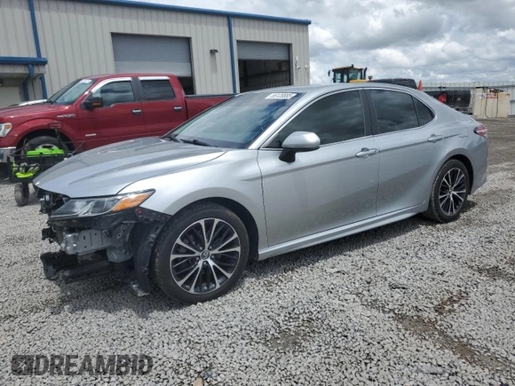 2020 Toyota Camry SE z VIN 4T1G11AK3LU928461, wystawiony jako Copart lot #56128885 z przebiegiem 103 559 mil mil oraz Szkoda całkowita • Salvage title. Historia ofert i sprzedaży dostępna na DreamBid. Obrazek 1.