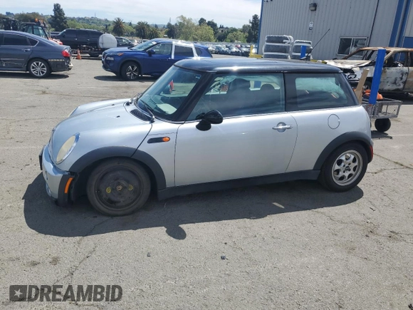 2005 MINI Hardtop z VIN WMWRC33405TJ64270, wystawiony jako Copart lot #52730515 z przebiegiem 99 702 mil mil oraz Szkoda całkowita • Salvage title. Historia ofert i sprzedaży dostępna na DreamBid. Obrazek 1.