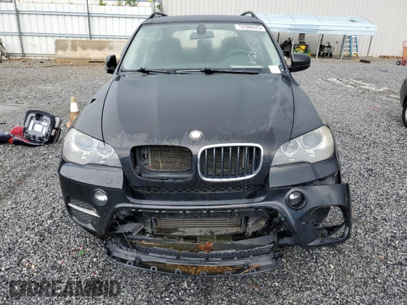 2013 BMW X5 xDrive35i z VIN 5UXZV4C5XD0G53045, wystawiony jako Copart lot #52986625 z przebiegiem 130 237 mil mil oraz Czysty tytuł • Clean title. Historia ofert i sprzedaży dostępna na DreamBid. Obrazek 5.