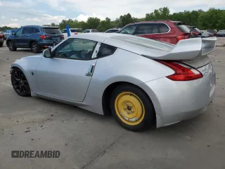 2017 Nissan 370Z z VIN JN1AZ4EH8HM954437, wystawiony jako Copart lot #59147525 z przebiegiem Nie podano mil oraz Czysty tytuł • Clean title. Historia ofert i sprzedaży dostępna na DreamBid. Obrazek 2.