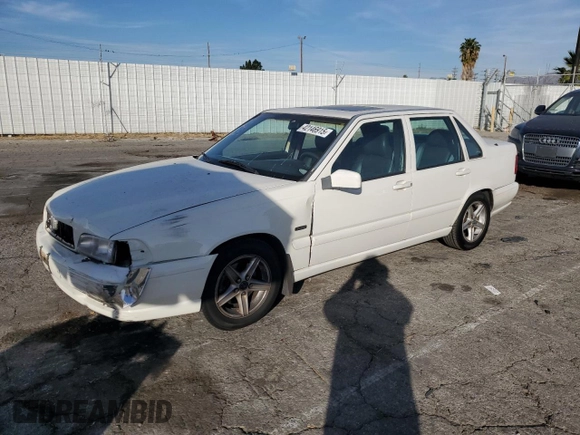 1998 Volvo S70 z VIN YV1LS5674W2543724, wystawiony jako Copart lot #42146915 z przebiegiem 126 467 mil mil oraz Szkody całkowita. Historia ofert i sprzedaży dostępna na DreamBid. Obrazek 1.
